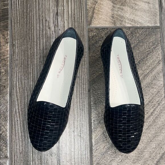 Trotters Black Woven Leather Flats - Picture 2 of 5